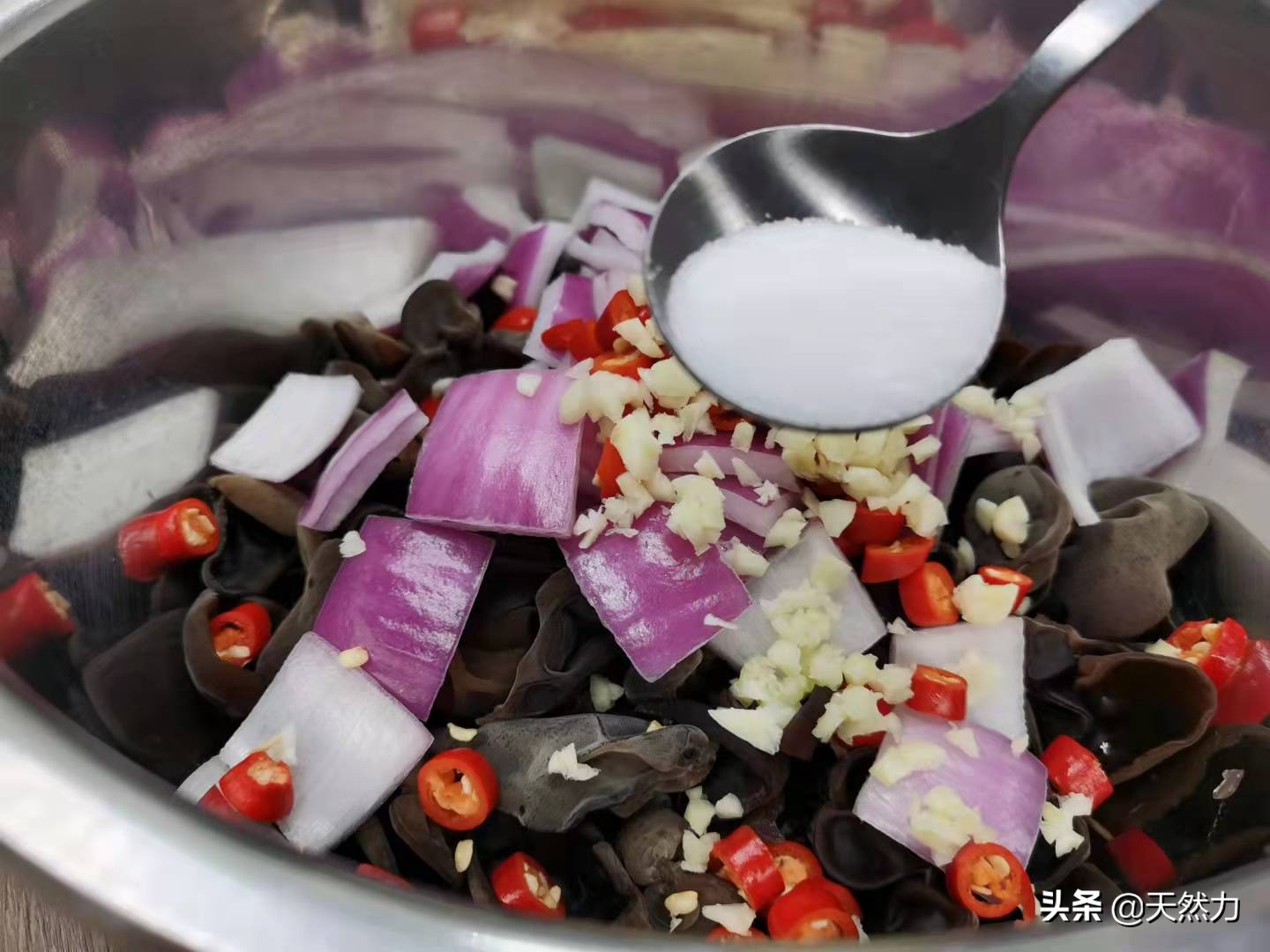 饭店的洋葱拌木耳是怎么做出来的，告诉你步骤和技巧，收藏好哦