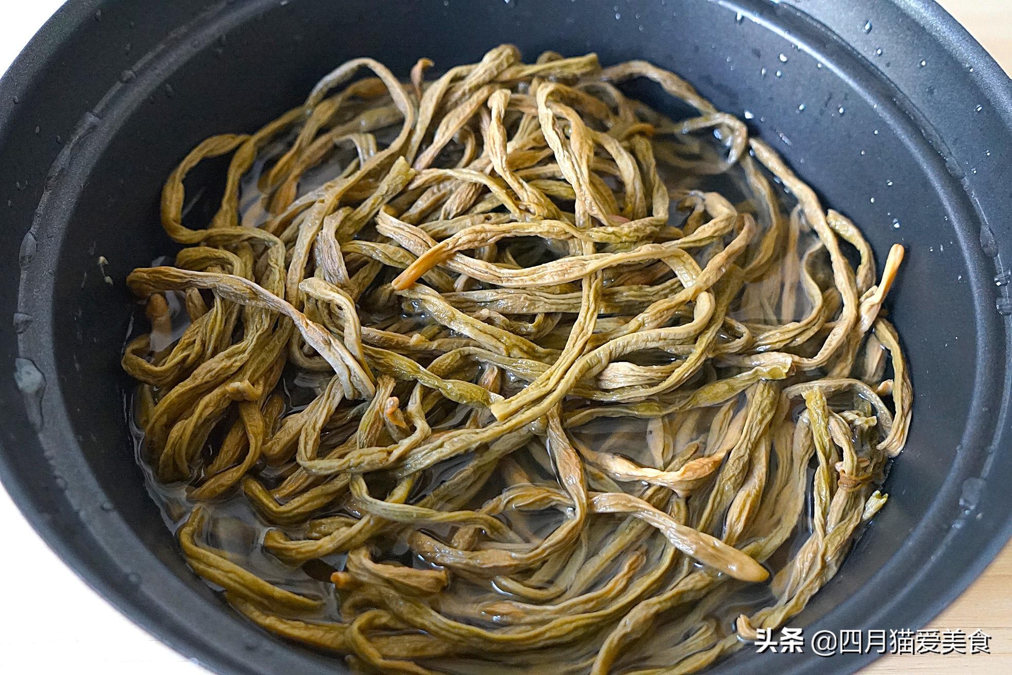 豆角晒干后，和鸡肉这样炖，味道好吃到嗨，我家每周要吃一次