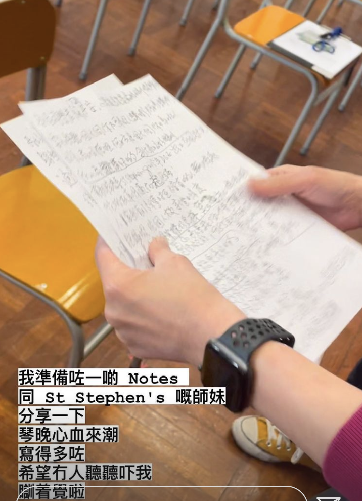 吴君如带丈夫女儿回母校，陈可辛厚底鞋抢镜，女儿身高快赶上妈妈