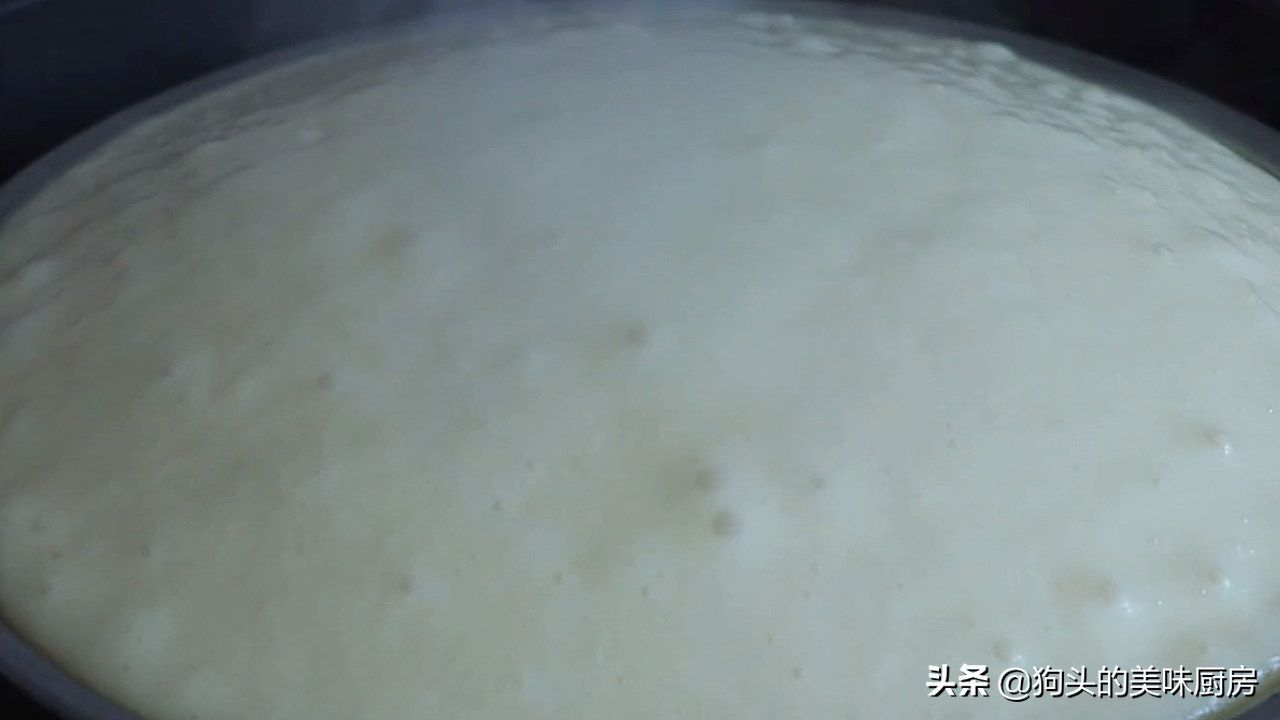 家里有牛奶跟面粉就能做的牛奶松糕，细腻绵软，比发糕简单好吃