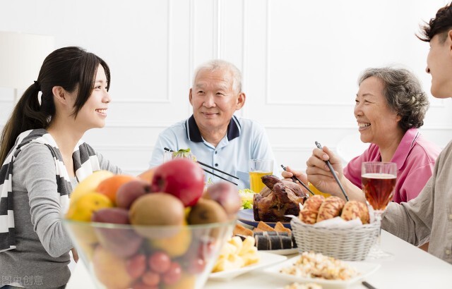 在飯局上領(lǐng)導(dǎo)給你夾菜，你該怎么做？老手都知道的3點(diǎn)應(yīng)酬禮儀