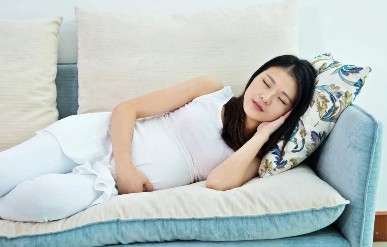 不同“睡姿”影响宝宝成长，怀孕的你还真别盲目，你睡对了吗？