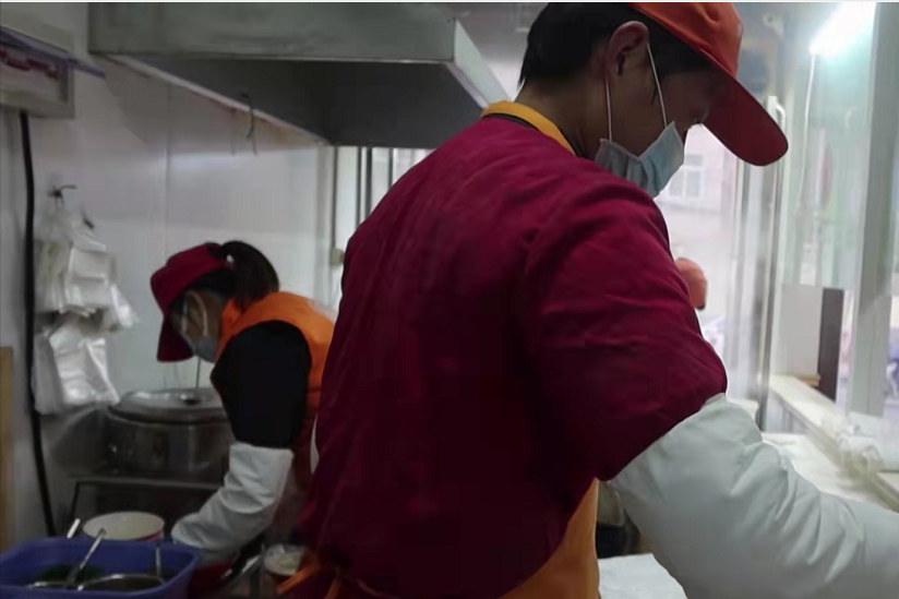 山东夫妻卖早餐，曾经中医药大学毕业，如今赚钱捐店帮男孩治病