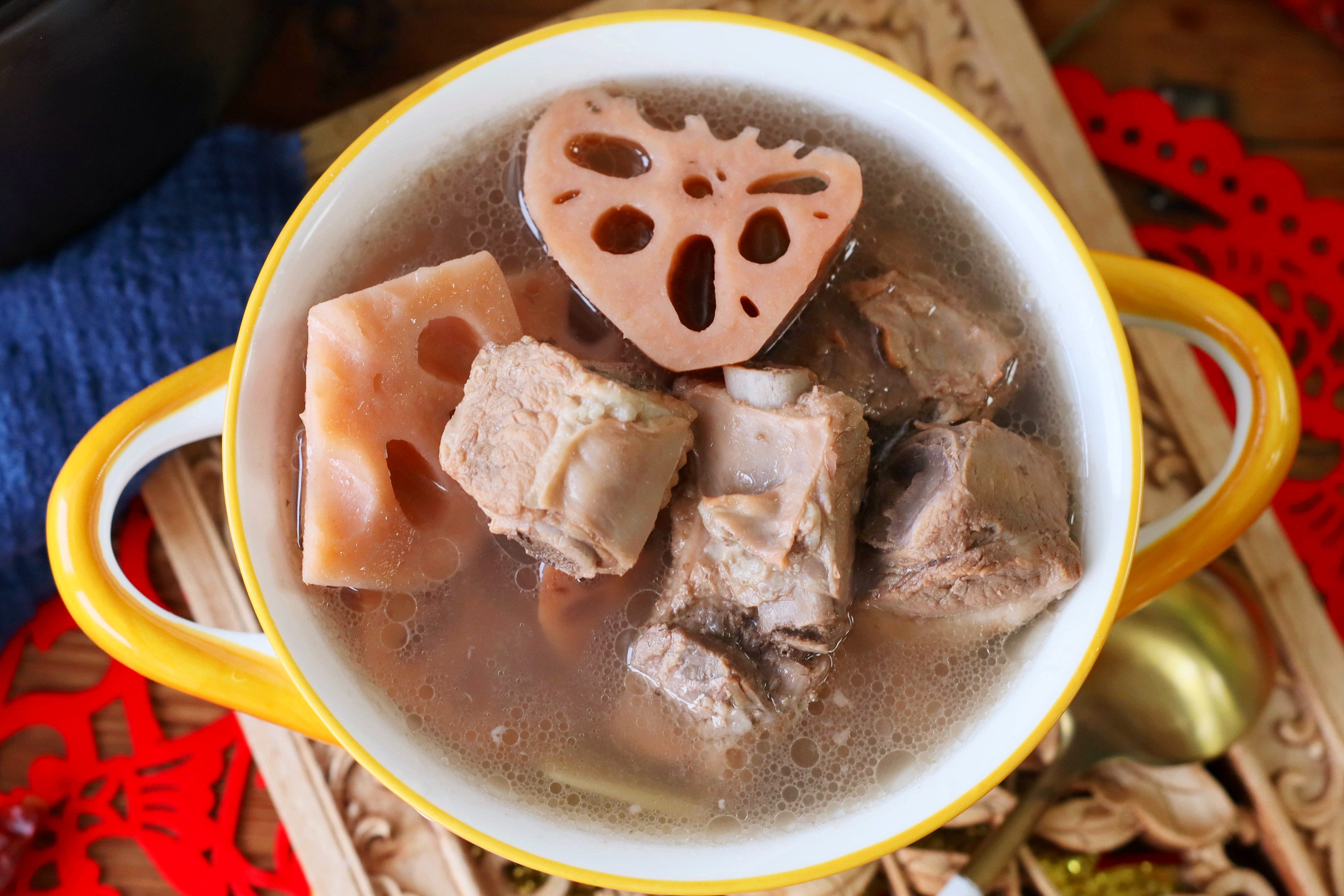 煲汤炖排骨，调味料不能乱用，只用一味料就行，肉味足汤鲜美