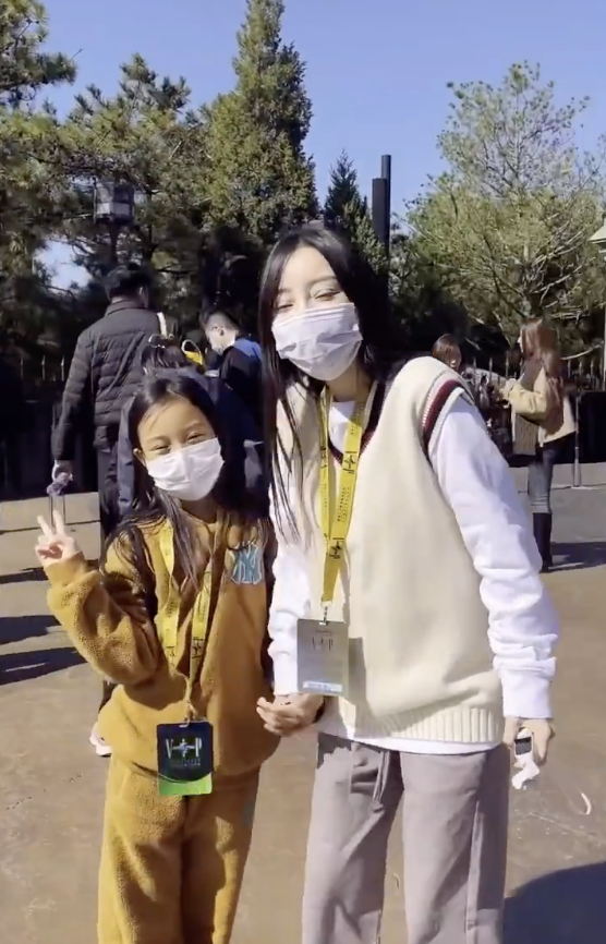 李小璐带女儿打卡环球影城，母女俩同步秀高抬腿，同款发型像姐妹