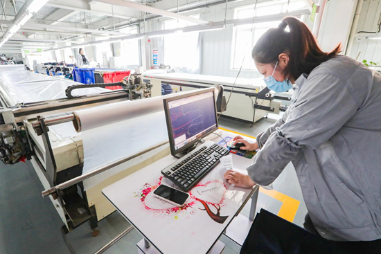 工赋青岛 智造强市② | 定制西服2分40秒智能剪裁成型！探访青岛67年服装企业的&ldquo;数字蝶变&rdquo;