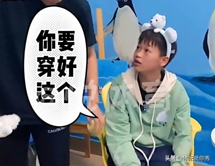 全红婵太调皮！蹲地上赖着不走，让队友拖着滑行，开心的像个孩子