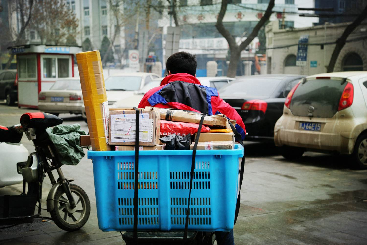 网购不能点差评？男子网购投诉快递员反遭报复，殴打之后还威胁
