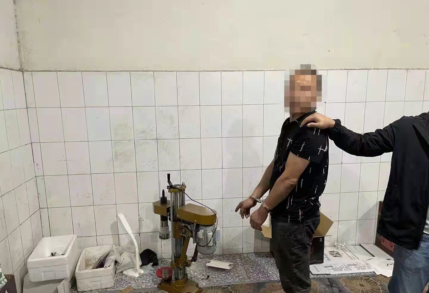 西安高新警方破获制售假洋酒案