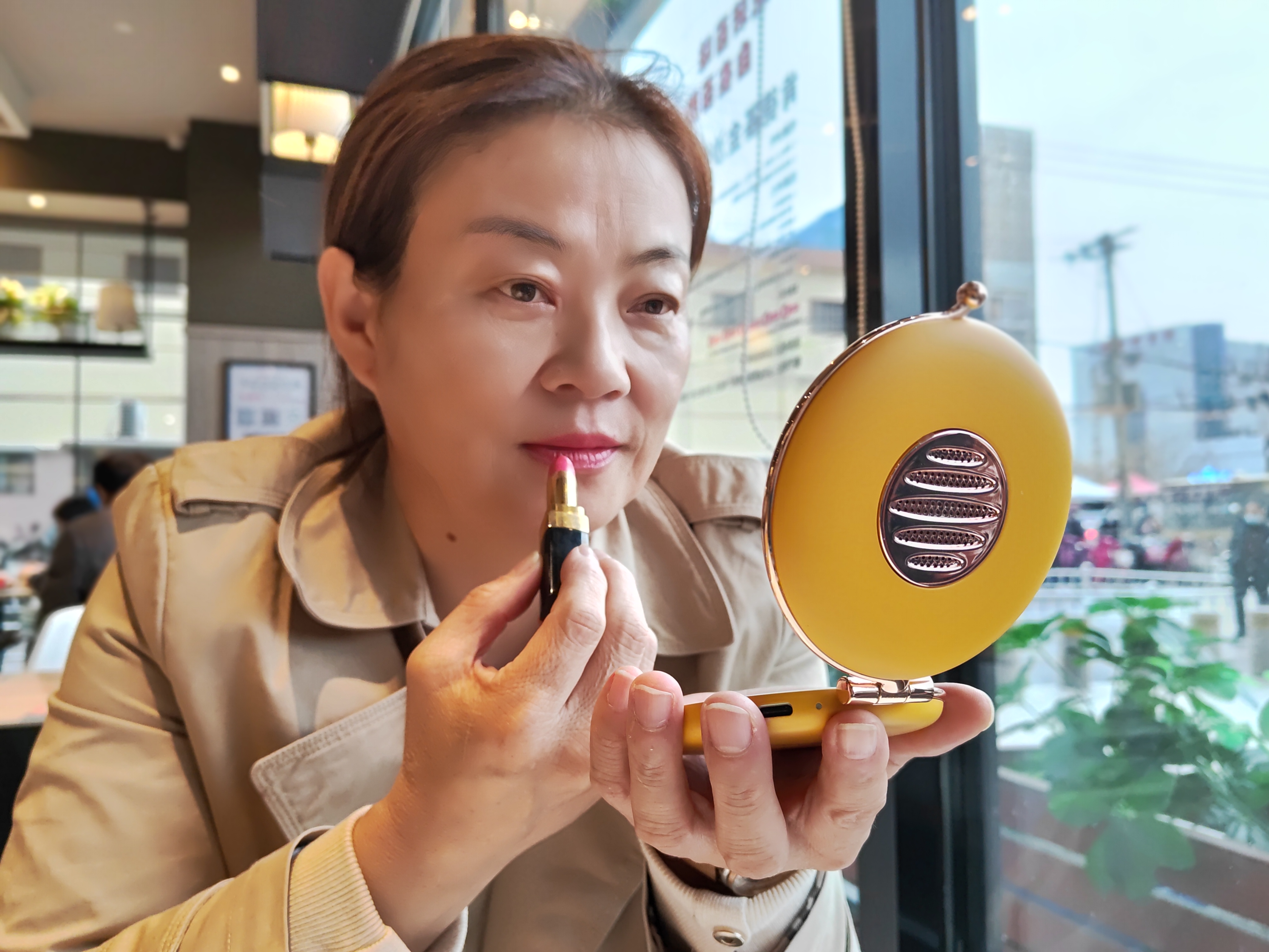 悦享优雅靓妆，随时随地让你出彩——优时电通便携美妆镜精致体验