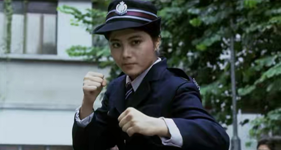 1997年，被拳王周比利一脚踢进医院的女星杨丽菁，如今怎样了？