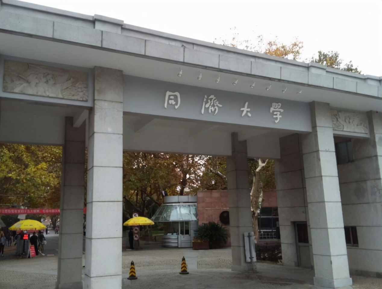 上海某大学一扫地大爷，因获先进暴露身份，市局领导：怎么是您？