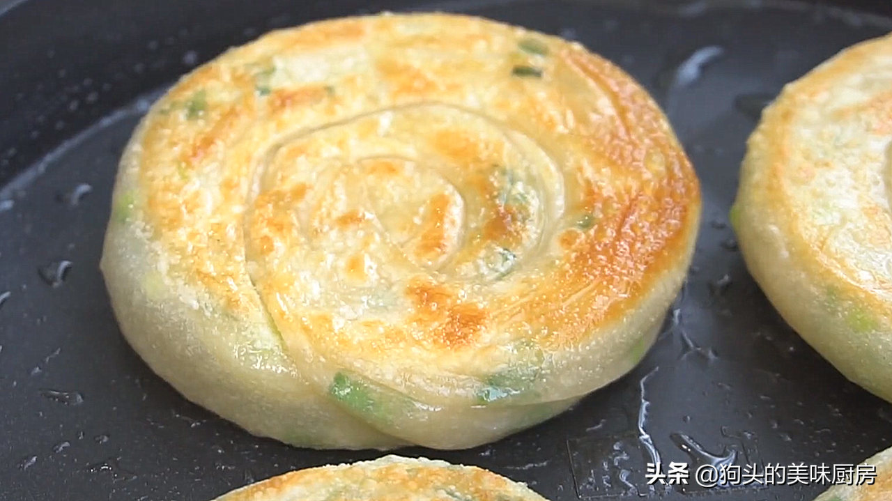 酥掉渣的葱油饼，原来是卷出来的，外酥里软，凉了也不发硬，真香