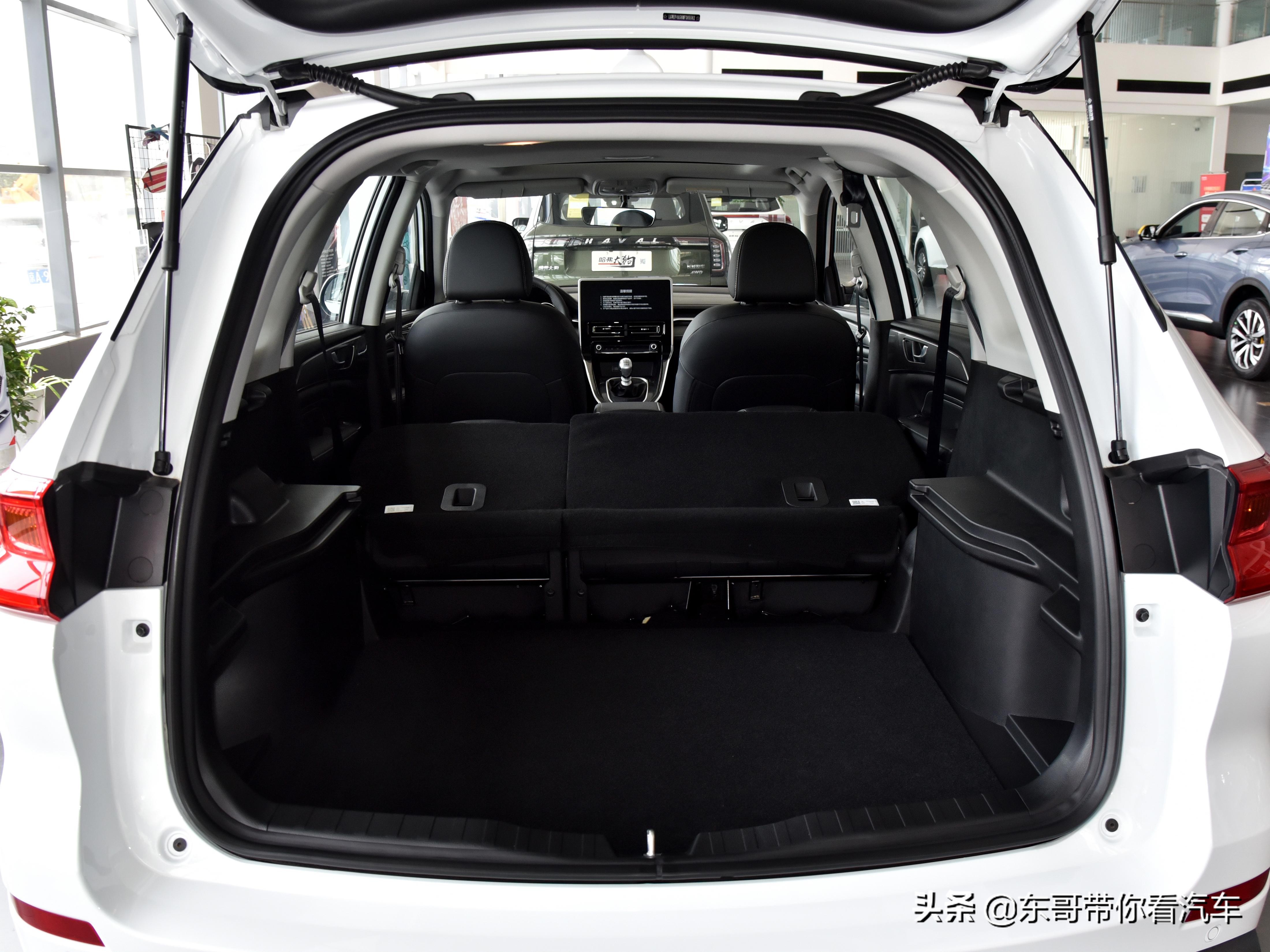 大SUV尺寸小SUV价格，1.5T自动挡齐备，带你看哈弗M6