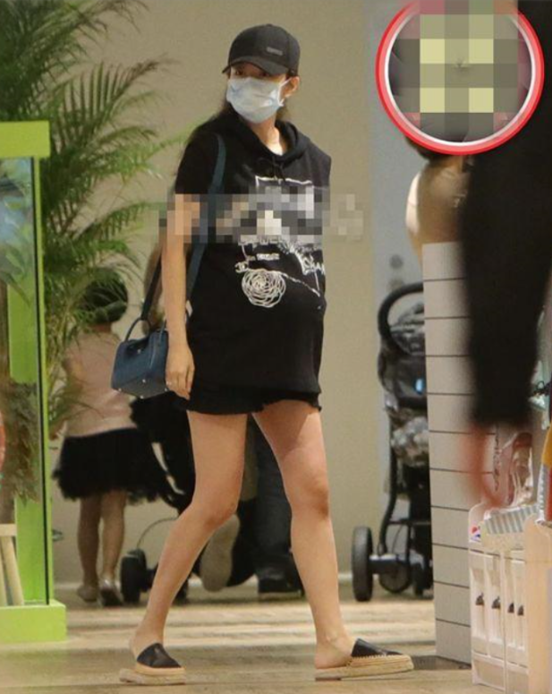 安以轩素颜出街背28万名牌包，二胎孕肚大如箩，富商老公抱儿陪同