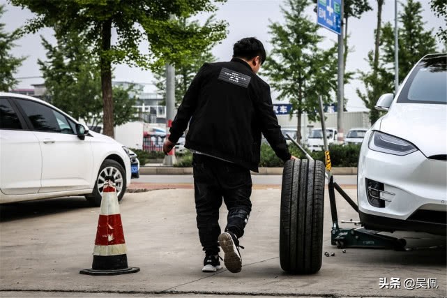 什么样的轮胎才能驾驭特斯拉的加速？《头文字D》给了我们启发