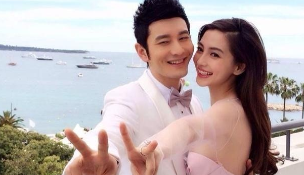 李菲儿牵着男主持人手下楼梯，不慎摔倒在地，被男生搂入怀安慰