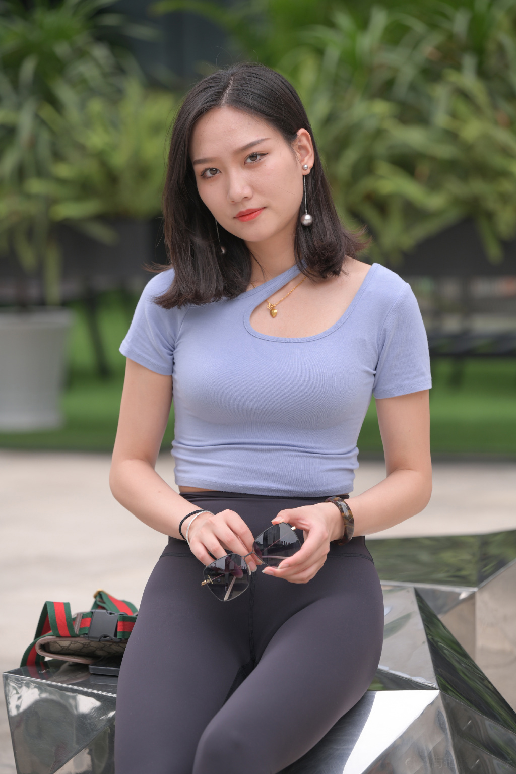 夏季修身的打底裤，同样穿出显瘦的效果，搭配短袖衫清爽又休闲