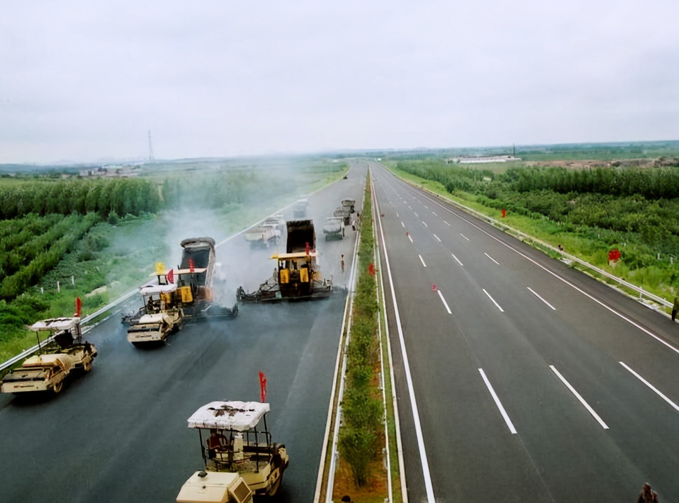 广东改扩建一条“高龄”高速公路，车道拓宽一倍，实现双向8车道