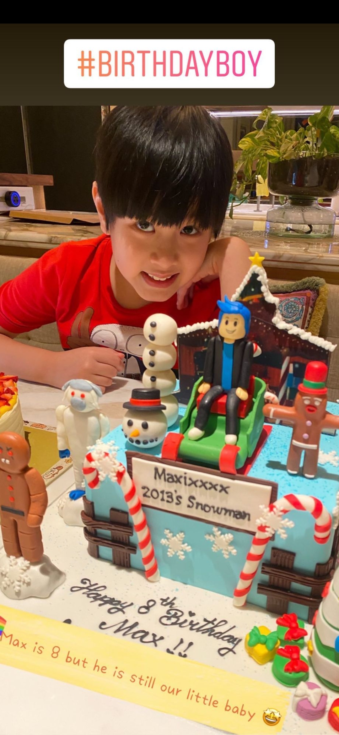吴尊晒妻子儿子生日照，将林丽吟搂在怀里接吻，8岁Max帅气依旧