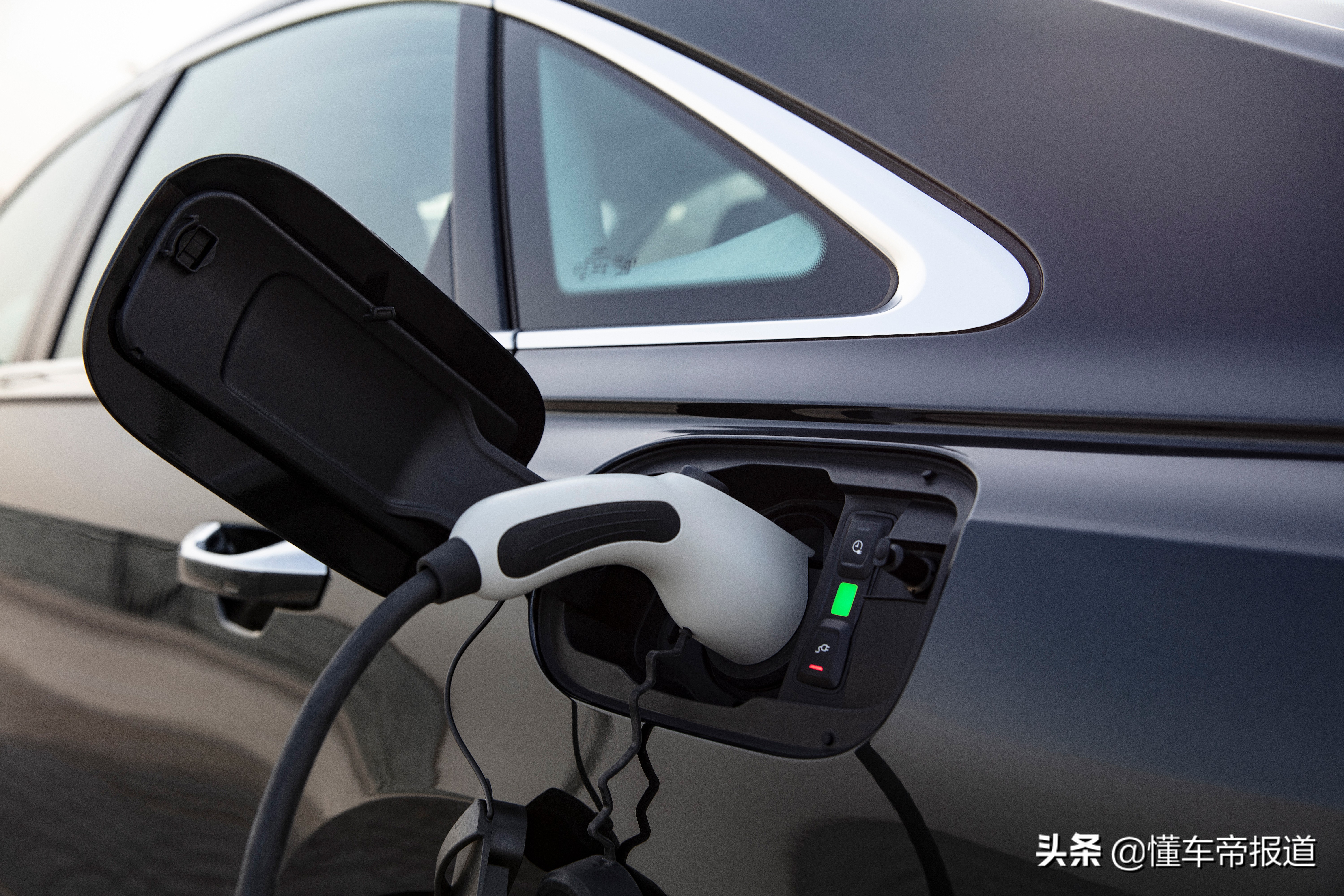 新车｜更上一层楼！奥迪A8L V8动力上市，售194.28万