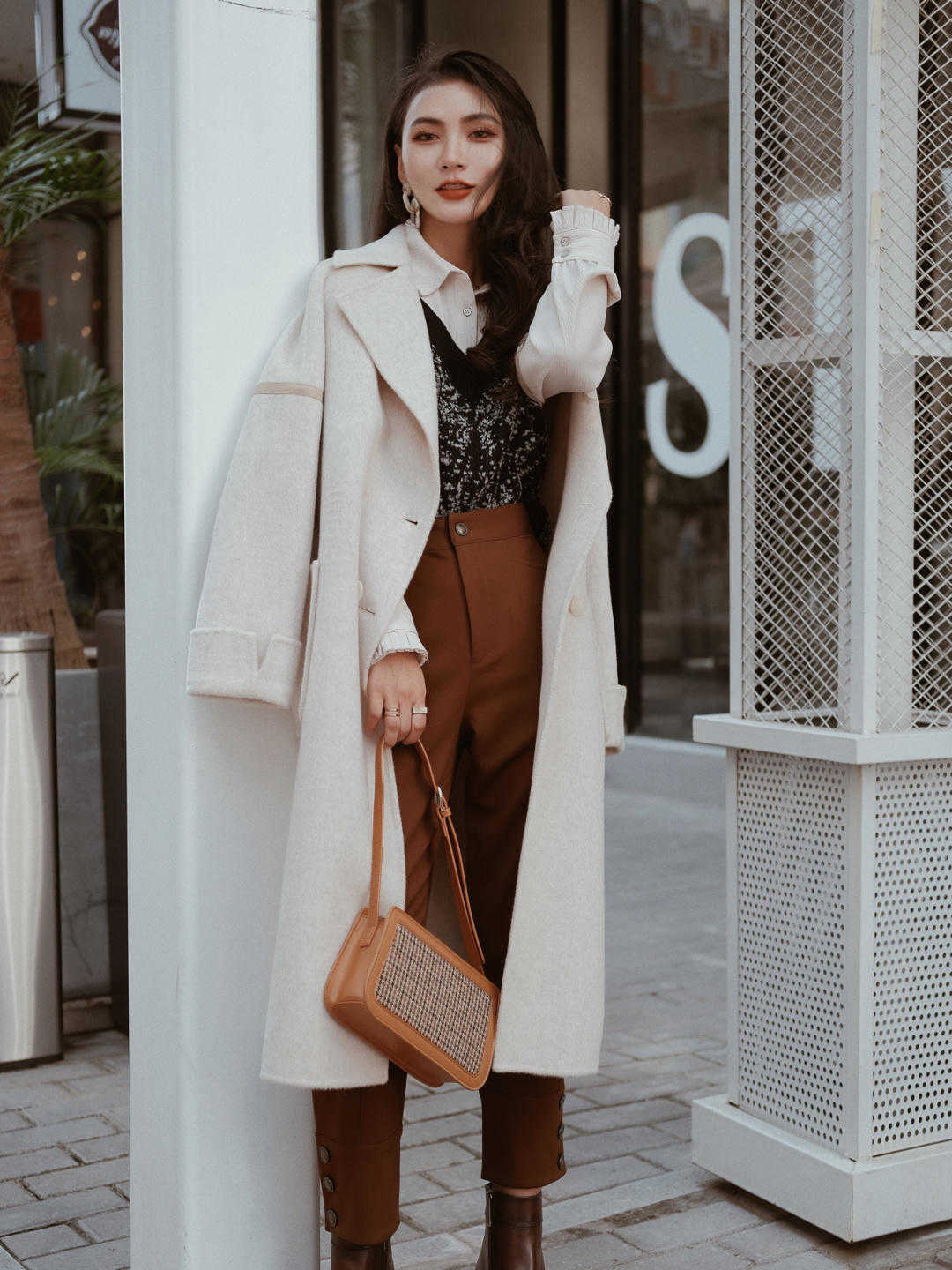 小个子女生，尽量穿大衣配短靴，2021年流行这几款，气质非凡
