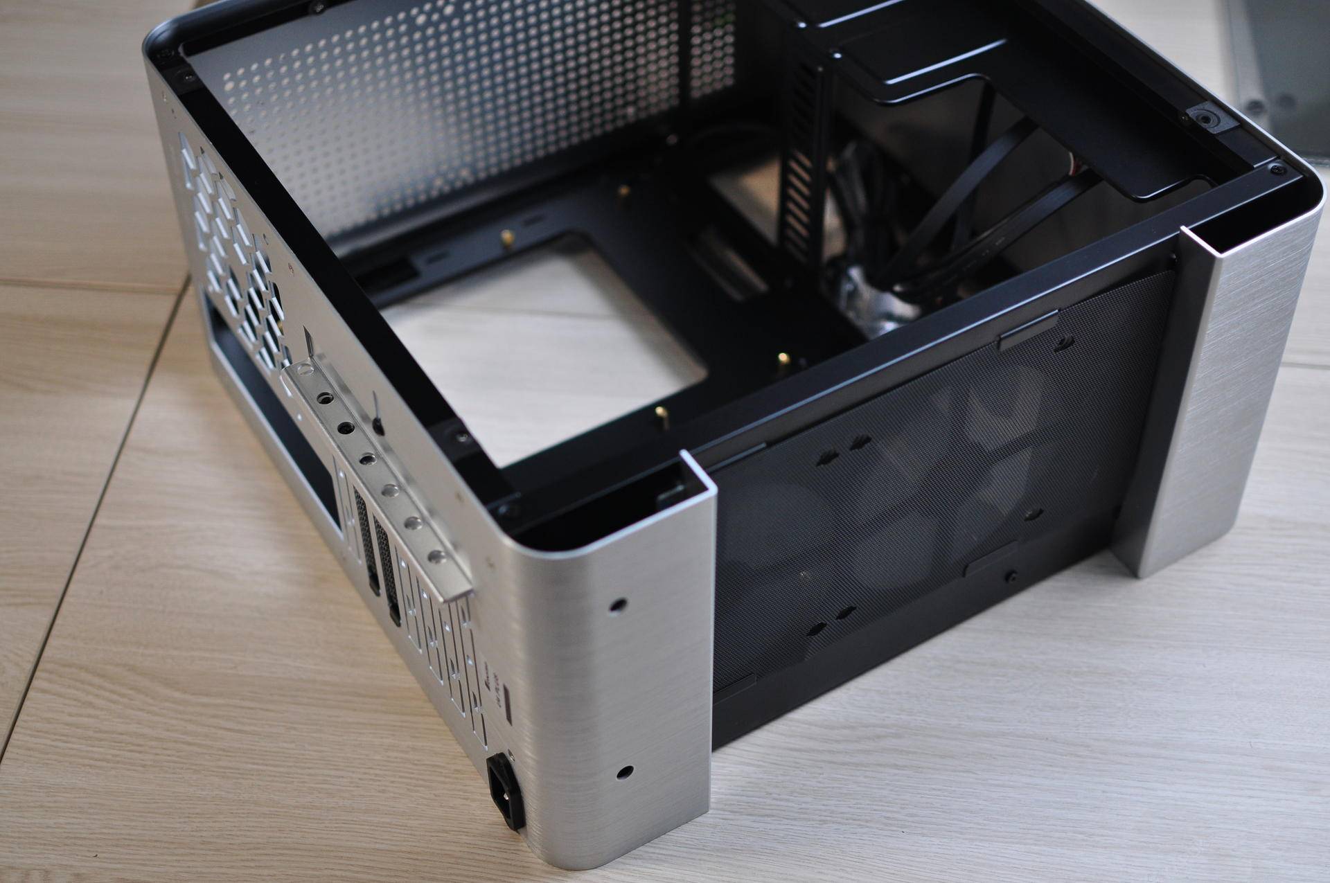 迷恋却买不起mac pro,我把家里的电脑换了个银色新机箱