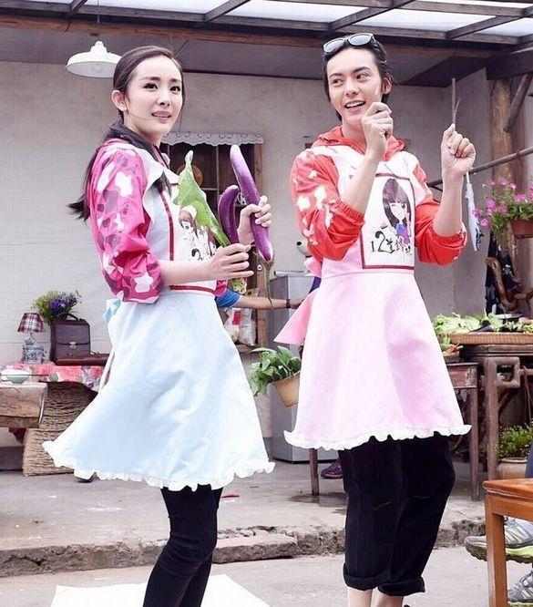 杨幂陈伟霆拍双人大片，方诸海市戏外比心，直播互动花式撒糖