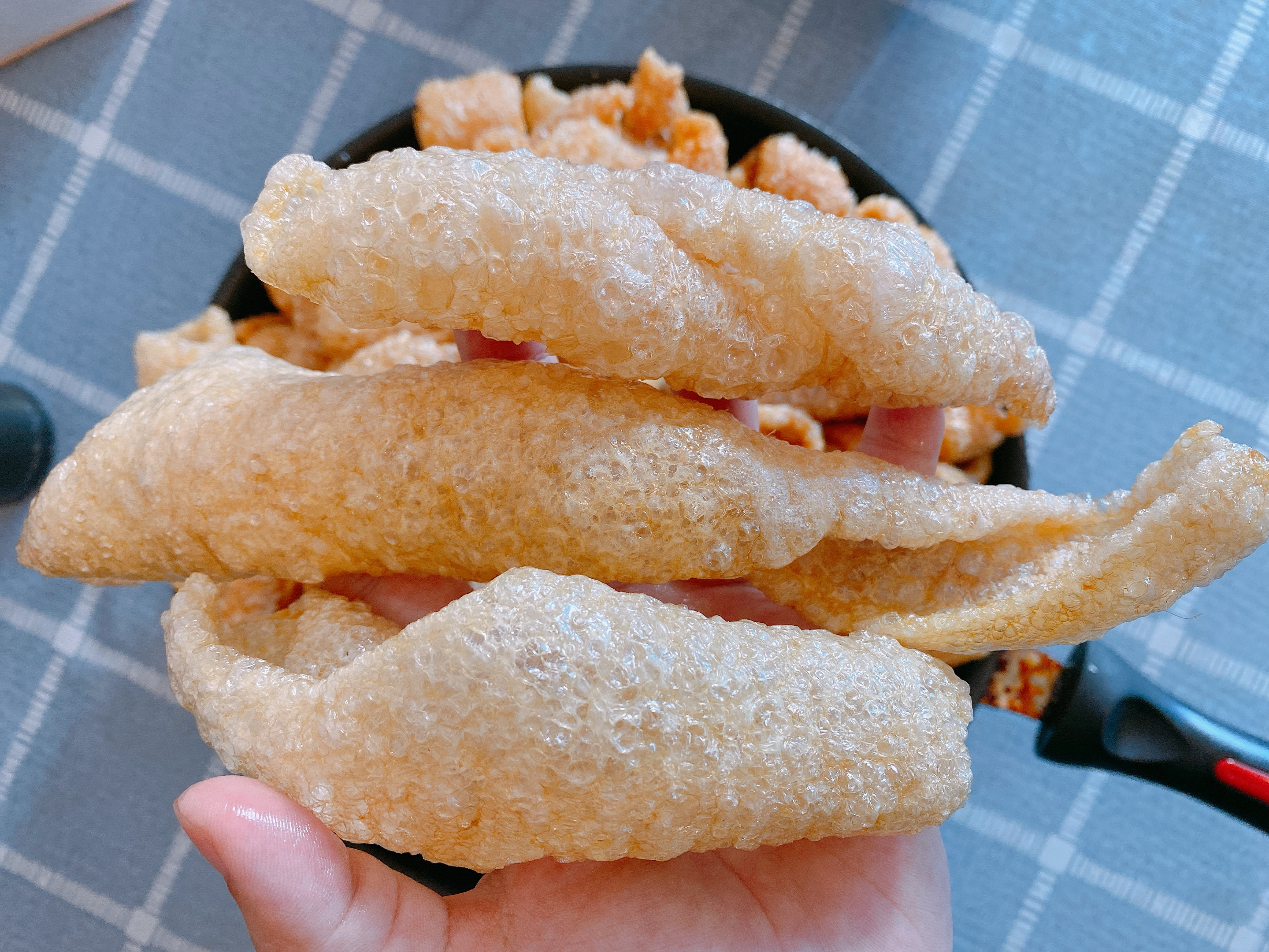 猪皮不要熬猪皮冻了，老妈几十年的做法，色泽金黄起大泡，不肥腻