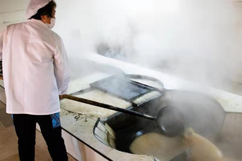 兰溪市女埠街道汇潭村千亩甘蔗熬制丰收的甜蜜