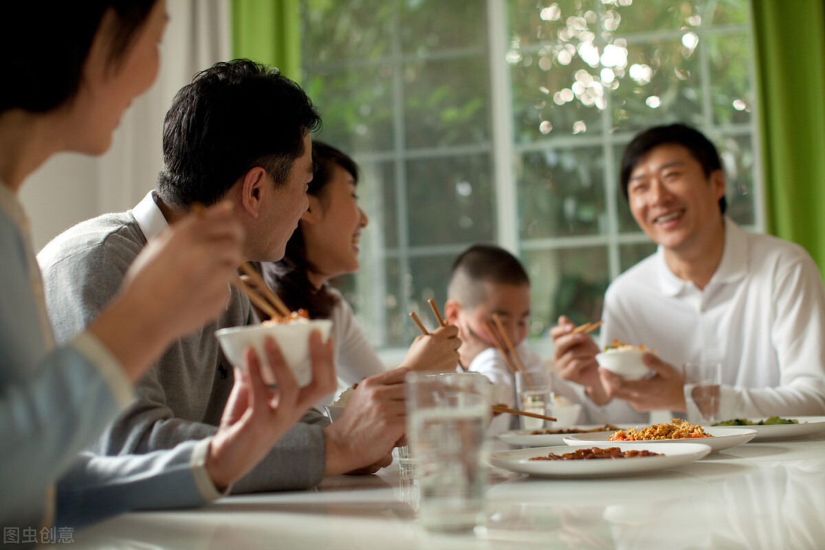 在飯局上領(lǐng)導(dǎo)給你夾菜，你該怎么做？老手都知道的3點(diǎn)應(yīng)酬禮儀
