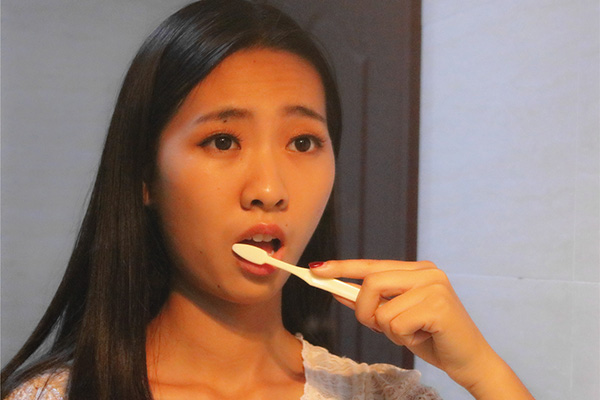 早上起床后第一件事是上厕所，喝水还是刷牙？公布科学的起床步骤