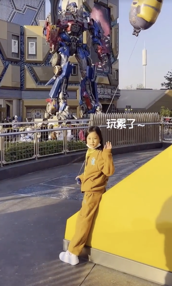 李小璐带女儿打卡环球影城，母女俩同步秀高抬腿，同款发型像姐妹