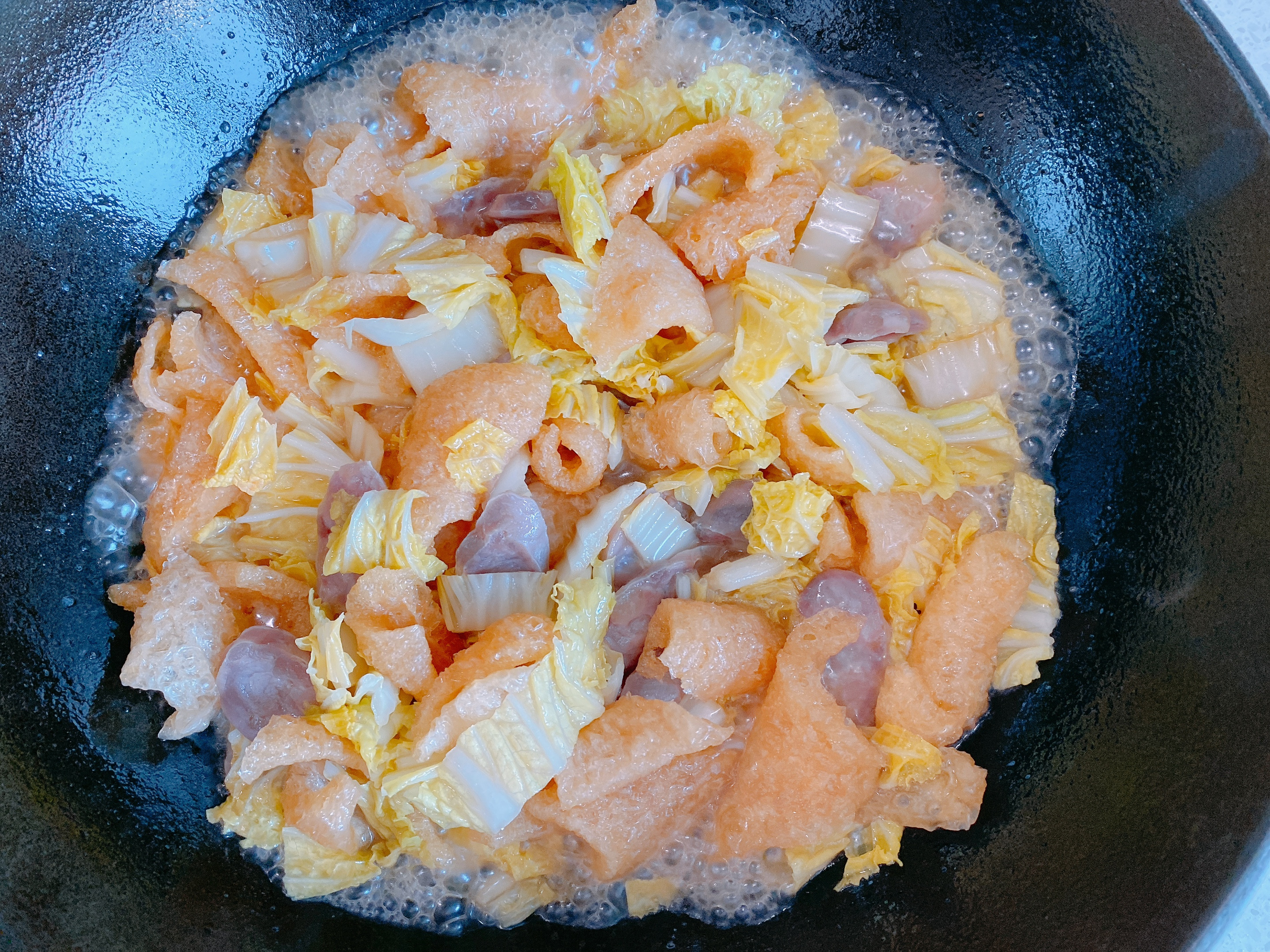 猪皮这样做太香了，加点白菜，吸饱汤汁咸香入味，爽滑劲道超下饭