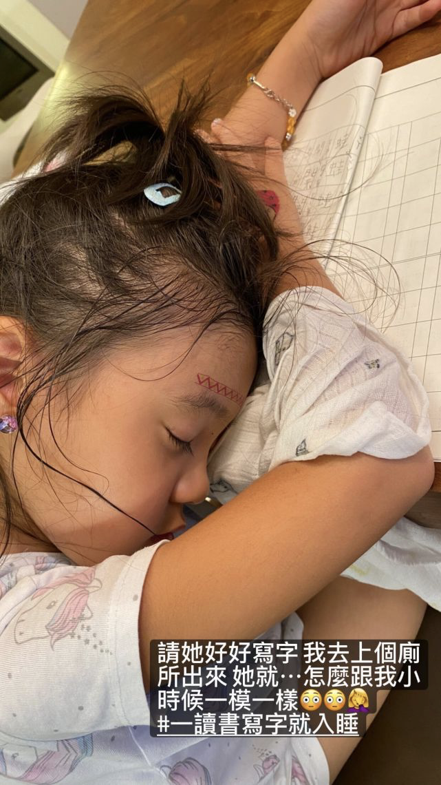 咘咘凌晨五点多起床做功课，戴着眼镜超专注，贾静雯却反而不适应