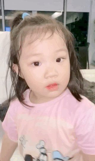 王祖蓝和老婆女儿转动眼球，Gabby画风搞笑，被调侃全家“蓝化”