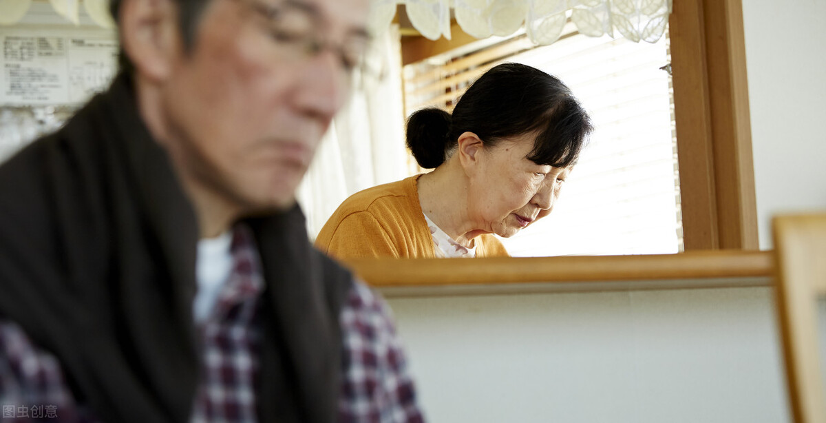 人活在中年 真正的夫妻婚姻生活 每一种感情都进入了倦怠期的精神转移 重新调整了夫妻对生活的期望 得到满足 天天看点