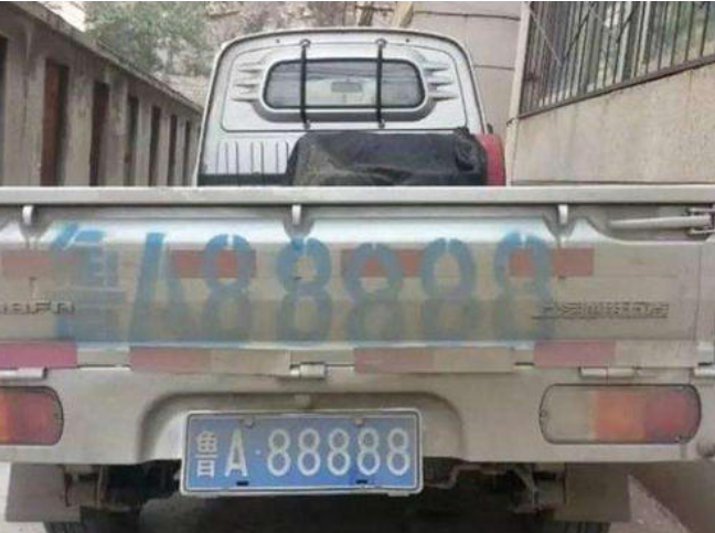 鲁A88888的励志传奇！从奥迪到五菱，后来东山再起挂大路虎