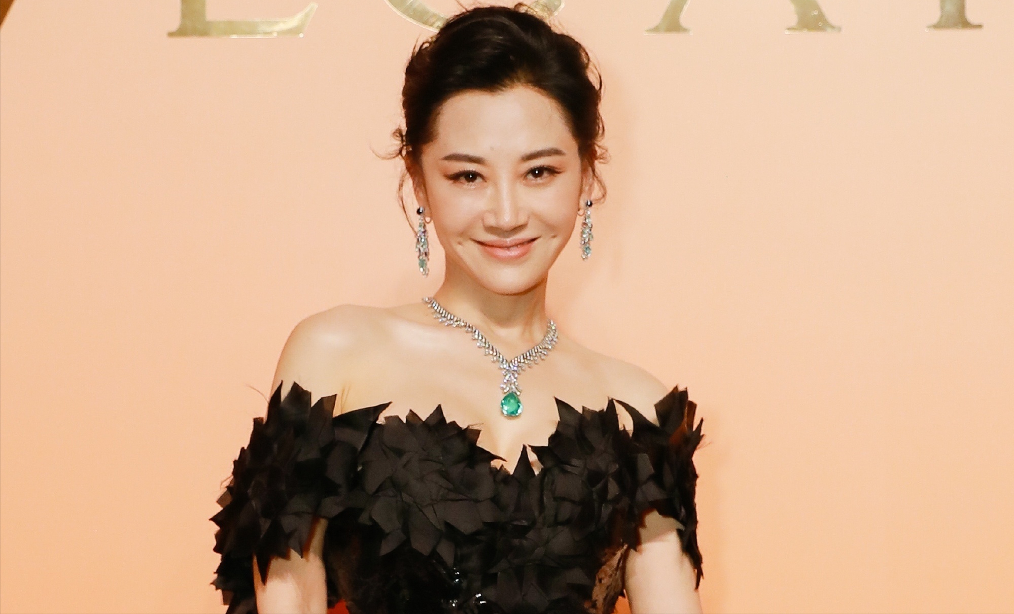 再例如"不老女神"许晴,哪怕是隆重的礼服,也没有配烈焰红唇,更多的是