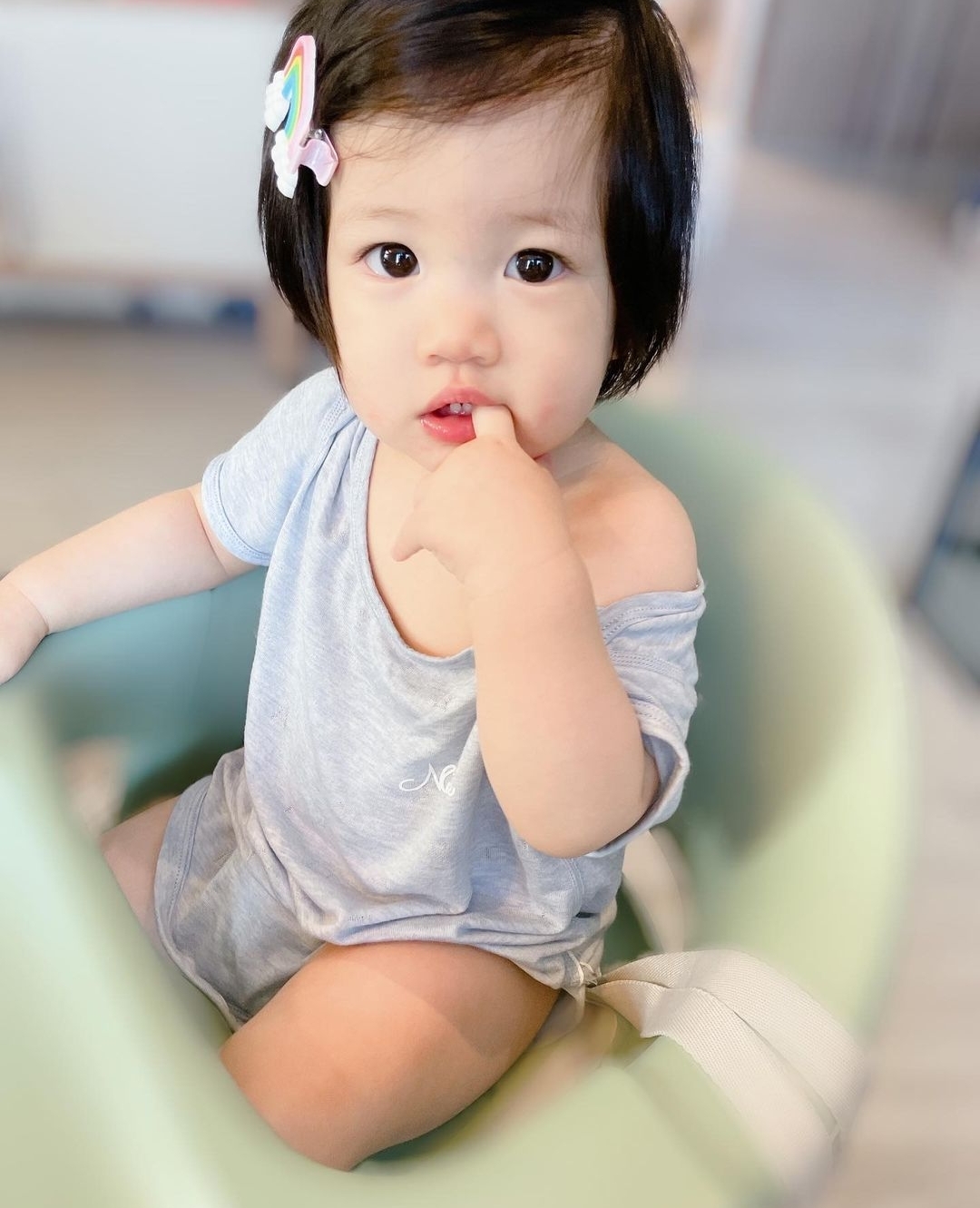 安以轩晒女儿萌照，娃宝淡定吃手坐姿霸气，露肩膀被喊话注意举止