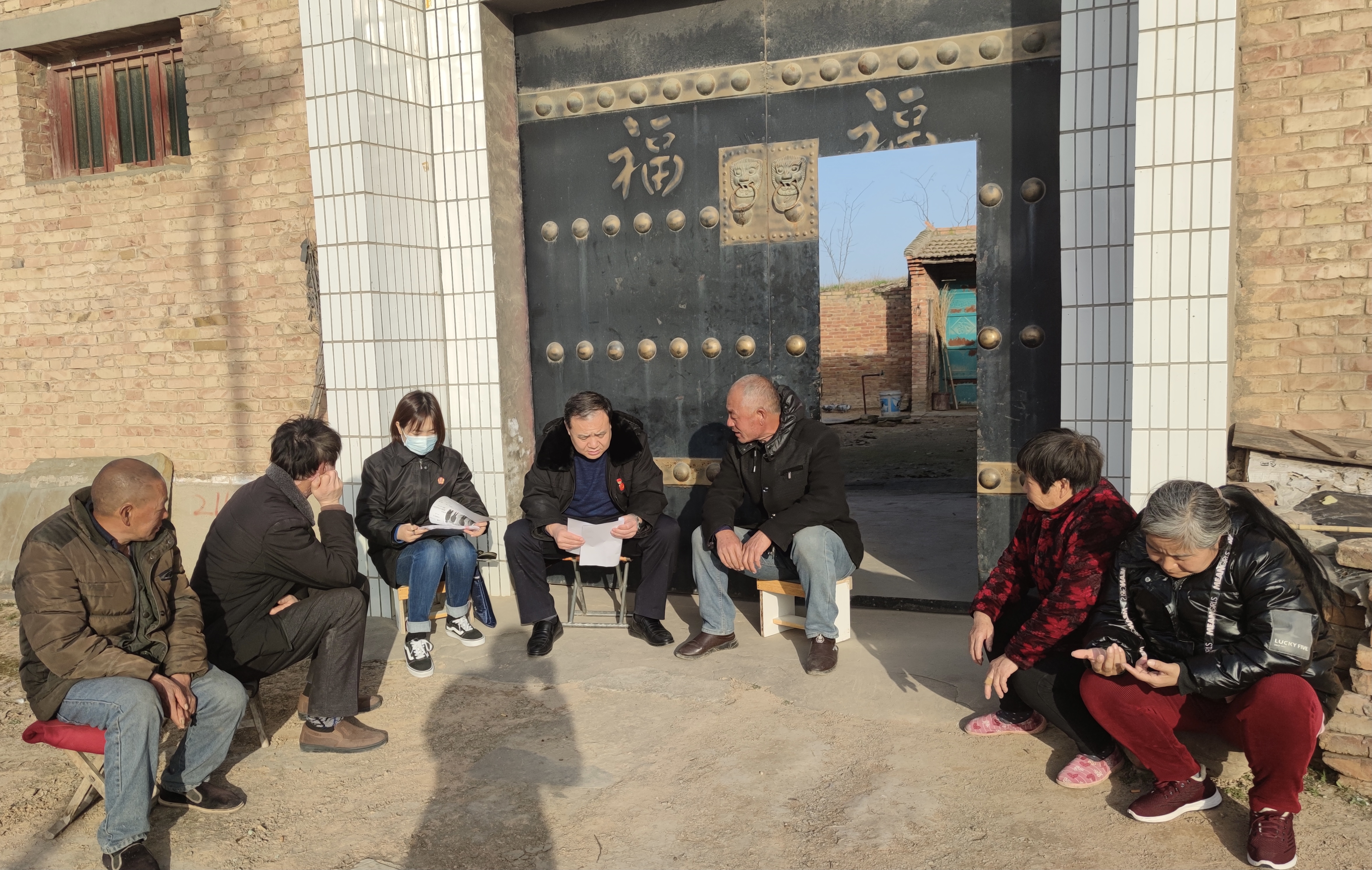 淳化法院民事审判庭向群众宣传党的十九届六中全会精神