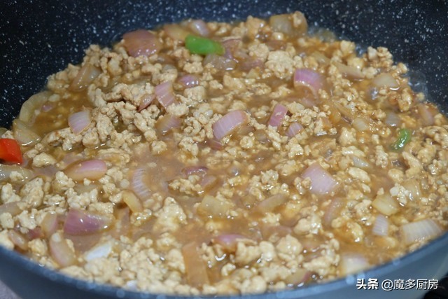 夏天常做的拌面，有肉有菜还有芝麻酱，做法简单味道好，全家都爱