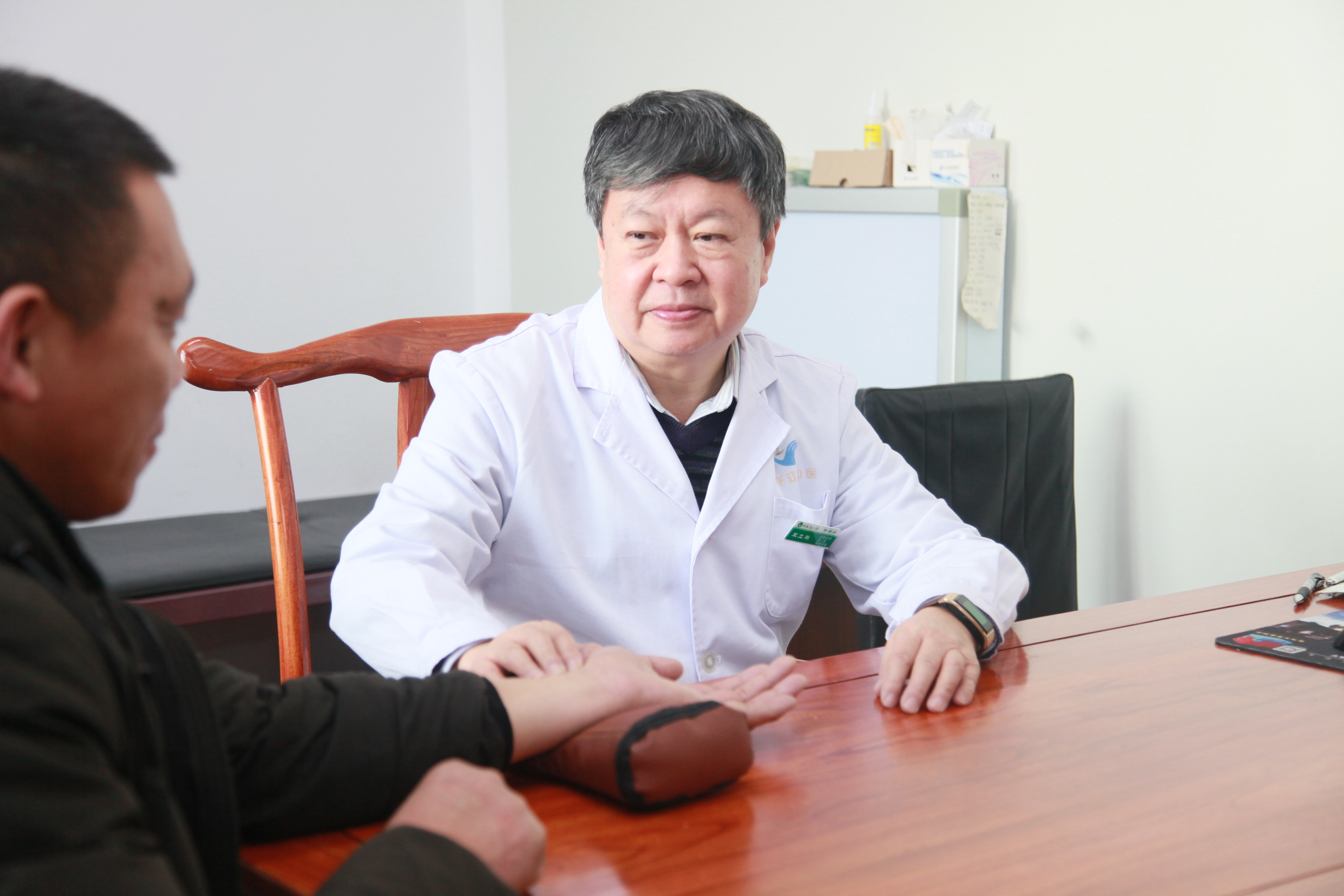 一觉醒来单侧上眼皮浮肿是怎么回事？