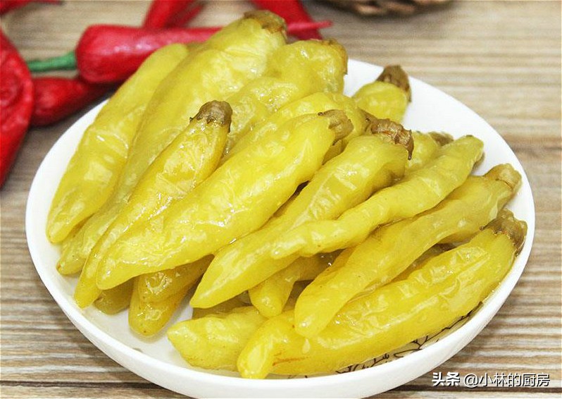 自制泡椒，把水换成用“它”泡，口感脆爽诱人，放一年都不会坏