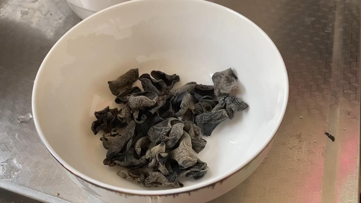 5月不要错过这道蘑菇汤，简单一做，鲜香美味，好吃到停不下来