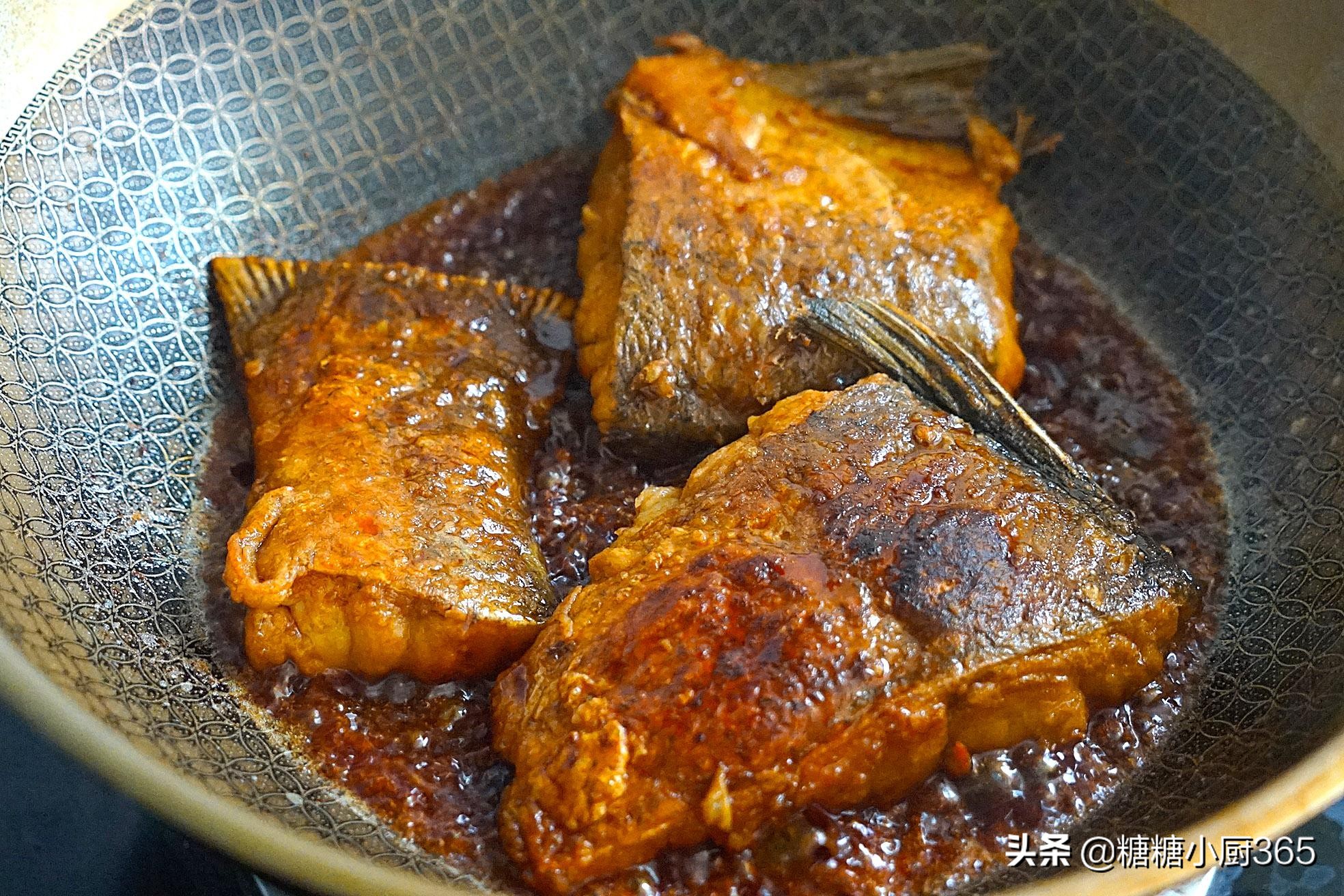 这鱼我从不直接烧，先腌一腌再红烧，比鲜鱼还要下饭，食欲全开