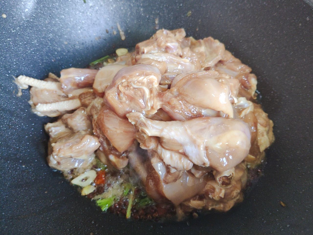 鸡肉这样做，大人孩子都爱吃，鲜嫩入味，爽滑可口，太赞了