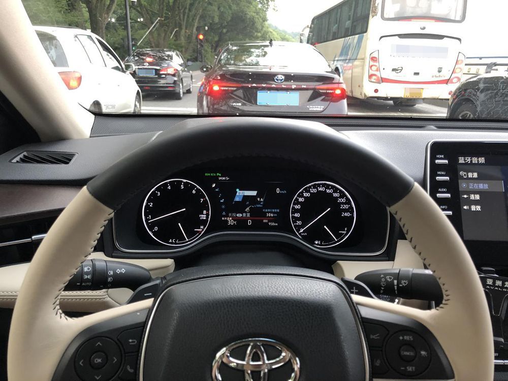亚洲龙和凯美瑞怎么选？两车都开过，我更推荐亚洲龙