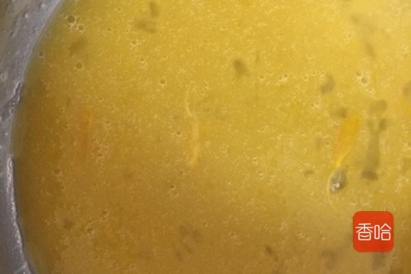好吃的麻花自己在家做，成本才几块钱，一捏一提卷成花，特别酥