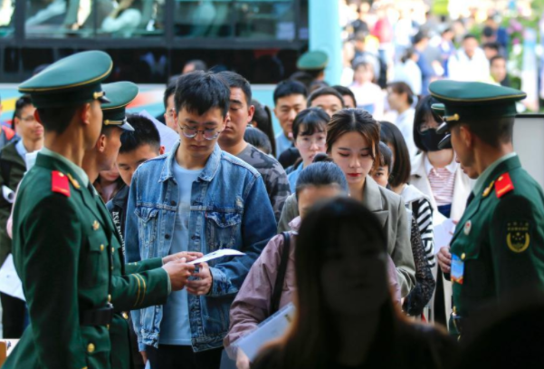 军队文职招聘遇冷，月薪超9000元也少有人报名，究竟是什么原因